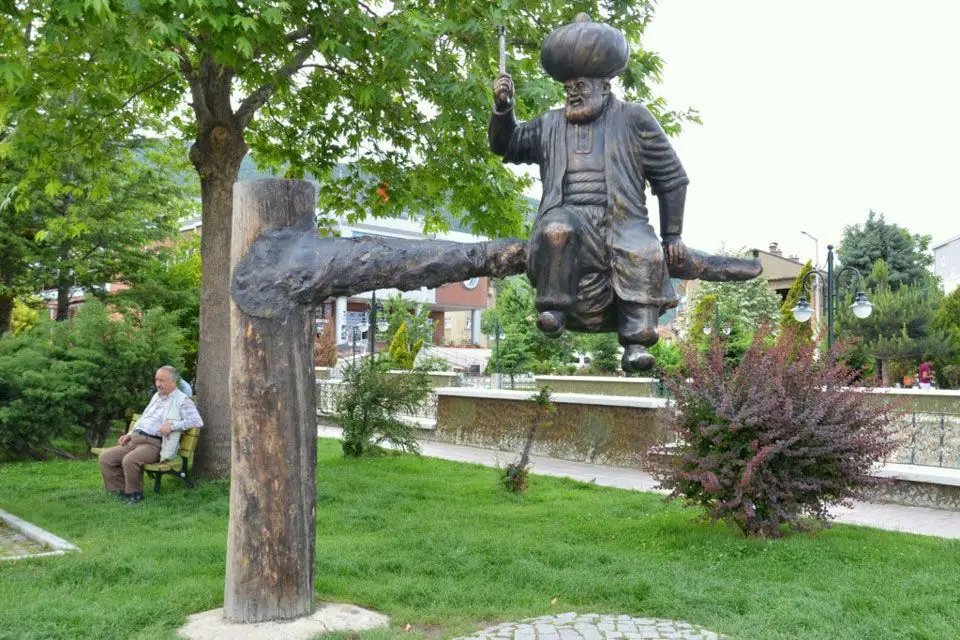 Statue von Nasir al-Din Hajjah (Juha), die einen Ast in (Aksehir), Türkei schneidet