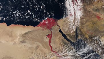 صورة ملتقطة من طرف الأقمار الصناعية تبدو فيها مياه النيل حمراء قرمزية