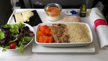 وجبة طعام على الطائرة