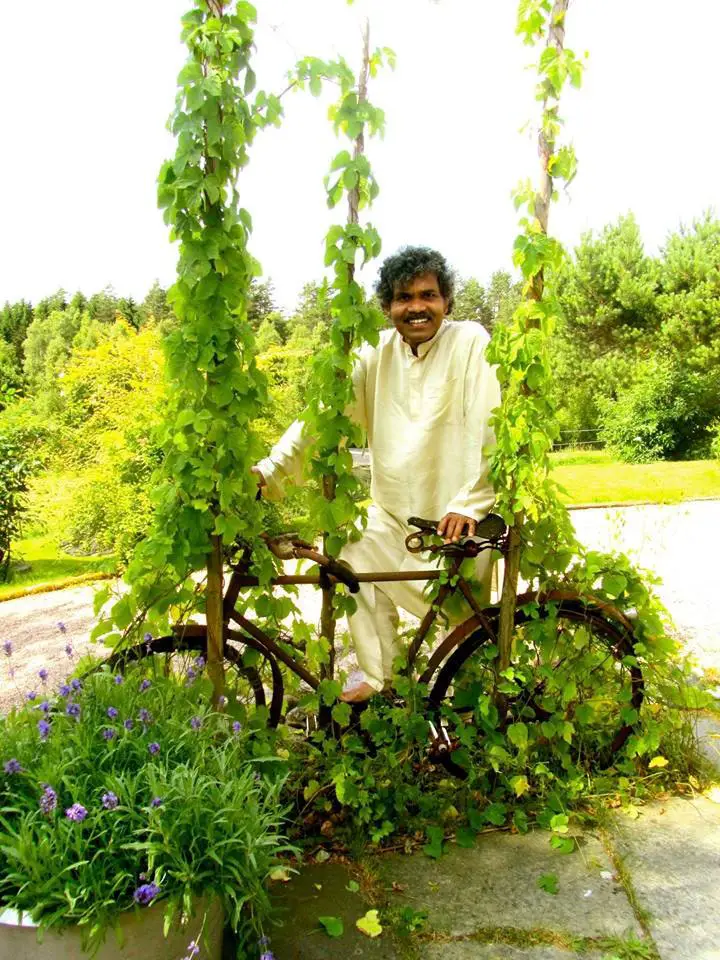 (كومار) صحبة الدراجة التي استعان بها في رحلته من الهند إلى السويد. الدراجة الآن موضوعة في حديقة منزله كتذكار لقصة حبه الرائعة.