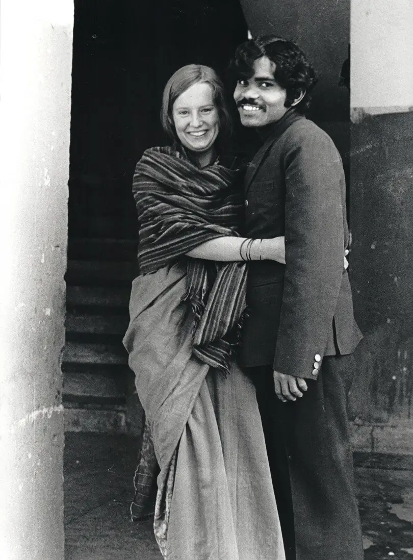صورة فوتوغرافية تجمع (كومار) و(شارلوت) عندما كانا يتواعدان في الهند سنة 1975