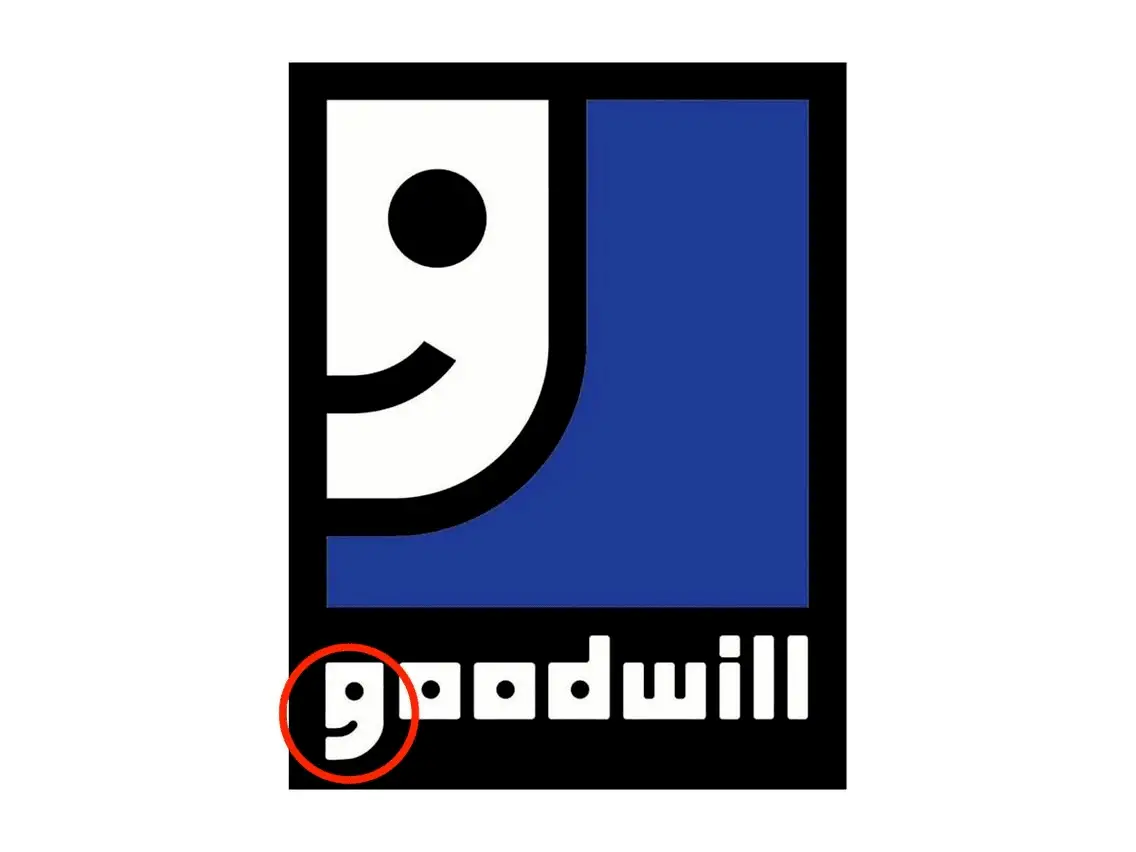 شعار منظمة Goodwill الخيرية يتضمن نصف وجه مبتسم