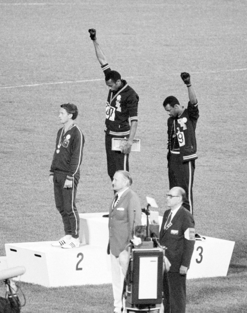 العداءان الأمريكيان (تومي سميث) و(جون كارلوس) يرفعان قبضتيهما في السماء تحية للقوة السوداء في الألعاب الأولمبية الصيفية لسنة 1968، كانت هذه التحية عبارة عن احتجاج ضد التمييز العنصري الذي طال الأقليات السوداء في الولايات المتحدة الأمريكية.