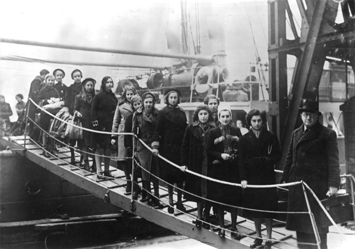 يهود بولنديين من المنطقة بين ألمانيا وبولندا عند وصولهم إلى لندن سنة 1939 هربا من النازيين. صورة: German Federal Archive/Wikimedia Commons
