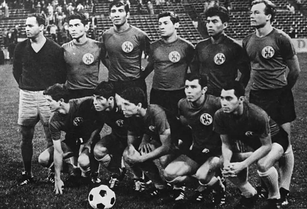 فريق السلفادور لكرة القدم قبيل المباراة الفاصلة مع الهندوراس في عاصمة المكسيك.