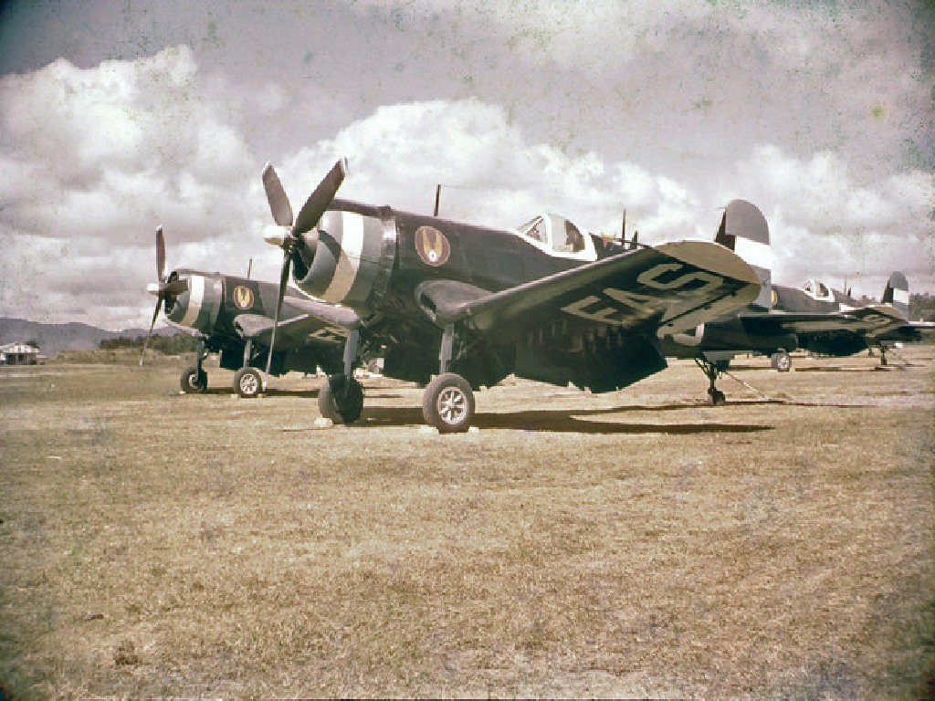 طائرات F4-U Corsairs العسكرية التي استخدمت في الحرب.