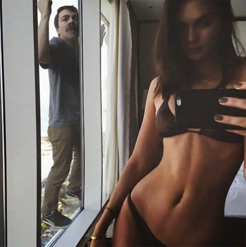 رجل يقوم بإقحام نفسه في صور (كيندال جينر) وعائلتها وأصدقائها بطريقة متقنة وطريفة جعلتها أفضل بكثير
