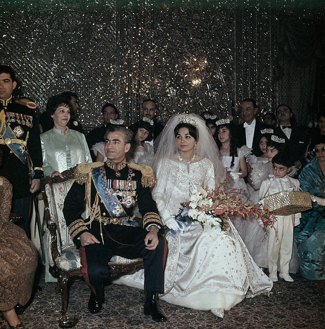 الشاه و(فرح بهلوي) في حفل زفافهما في ديسمبر سنة 1959. صورة: Mario De Biasi/Mondadori Portfolio/Getty Images
