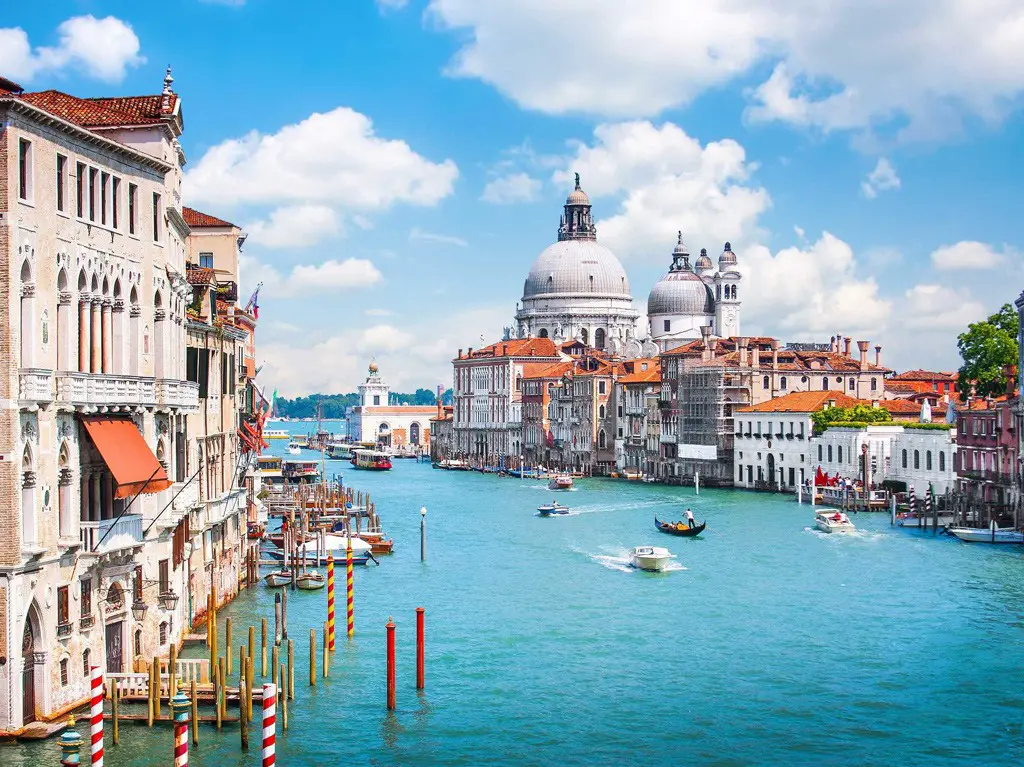 صورة لـ(غراند كانال) وكاتدرائية (سانتا ماريا ديلا ساليوت). الصورة من Shutterstock / canadastock