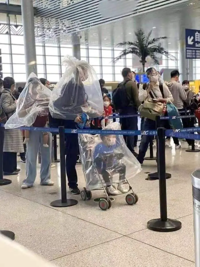 المزيد من الأكياس البلاستيكية فوق الأشخاص