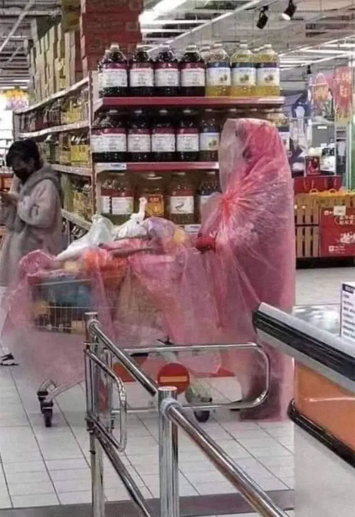 أو أن تغلف نفسك بالكامل بالبلاستيك