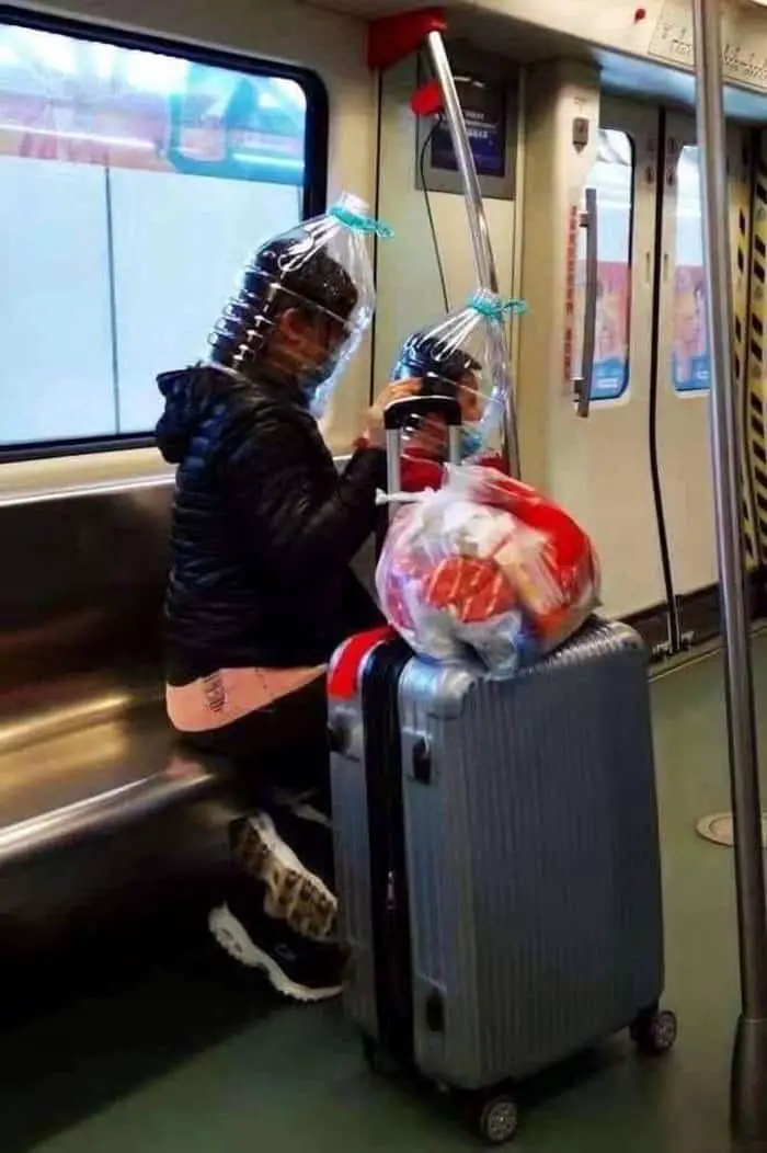 عبوات بلاستيكية على شكل أقنعة واقية