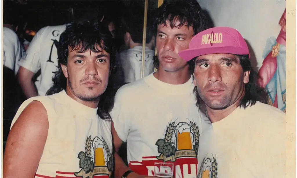 (كارلوس كايزر) أثناء إحدى الحفلات مع اللاعب الشهير Renato Gaúcho. لقد كان هذا الثنائي يعشق الحفلات كثيرًا.