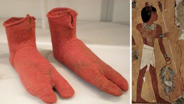 زوج من الجوارب القديمة التي عثر عليها في موقع دفن مصري أثري