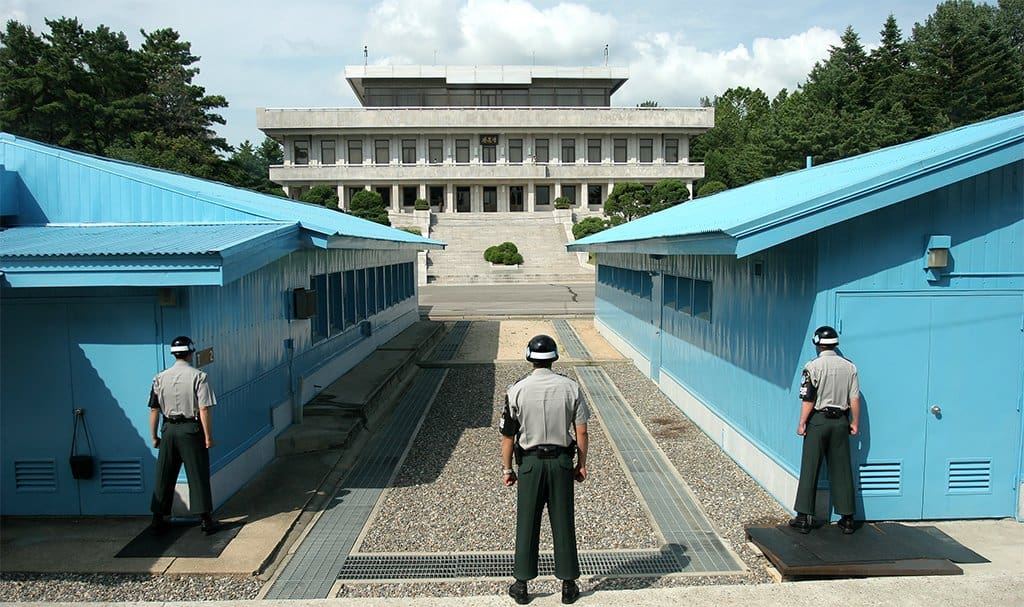 المنطقة الأمنية المشتركة: هي كذلك المنطقة الوحيدة في منطقة نزع السلاح بين الكوريتين التي يقف فيها جنود الجيشين وجها لوجه.