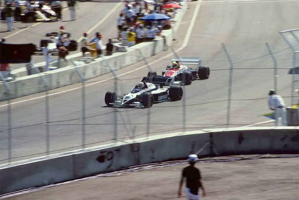 في هذه الصورة يمكنك رؤية (سينا) وهو يحاول تجاوز (بيكي)، سباق (غراند بري) الأمريكي في دالاس سنة 1984.