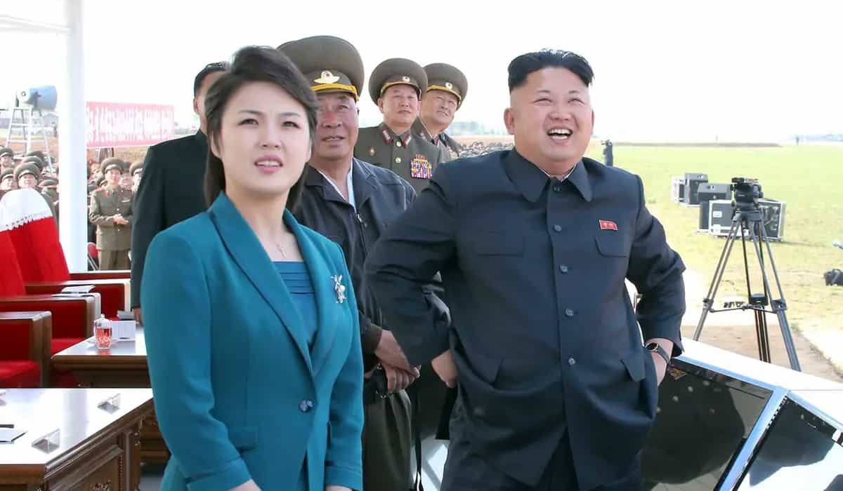 كيم جونغ أون رفقة زوجته ري صول جو. صورة: KCNA/Reuters