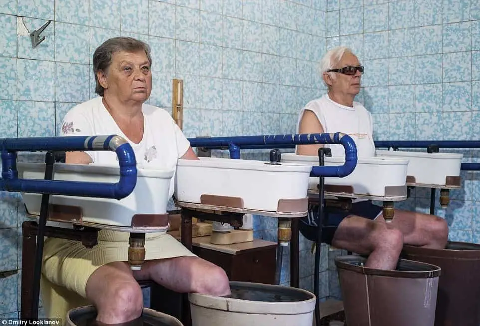 لا يستطيع النزلاء من المسنين على تحمل حرارة حمام المياه المعدنية، لذلك يخضعون لحمام جزئي للأيدي والأرجل.