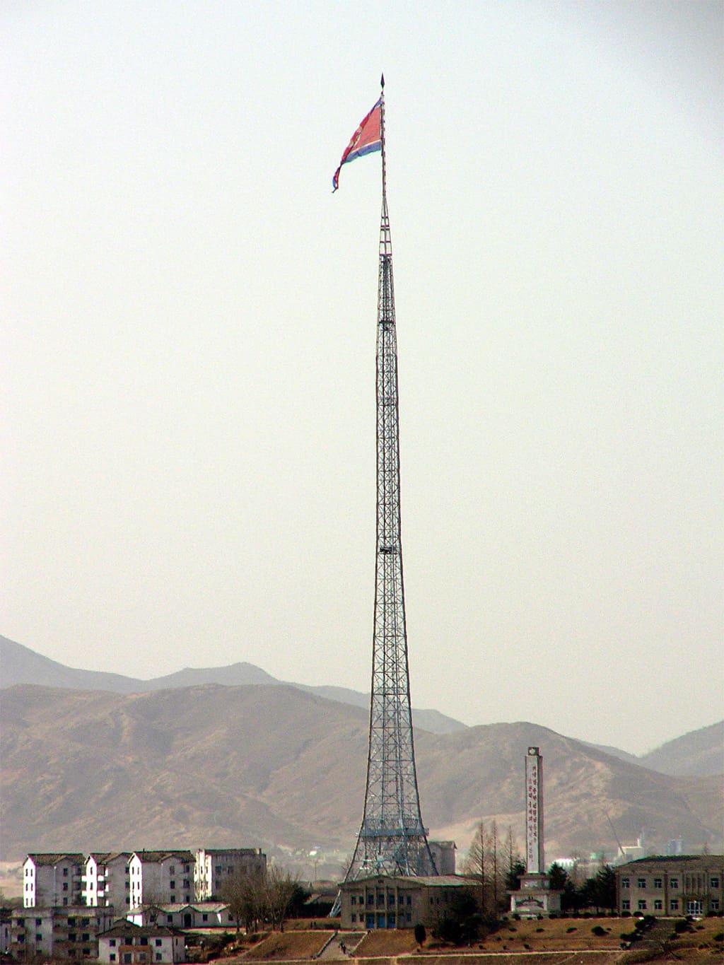 تعتبر سارية علم قرية (كيجونغ دونغ) الزائفة في كوريا الشمالية رابع أطول سارية علم في العالم، حيث بلغ ارتفاعها 160 مترًا.