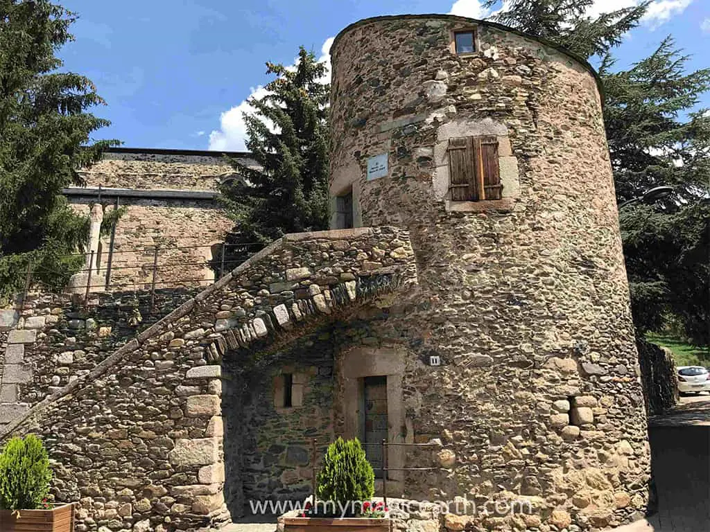 قلعة Llívia في إسبانيا.
