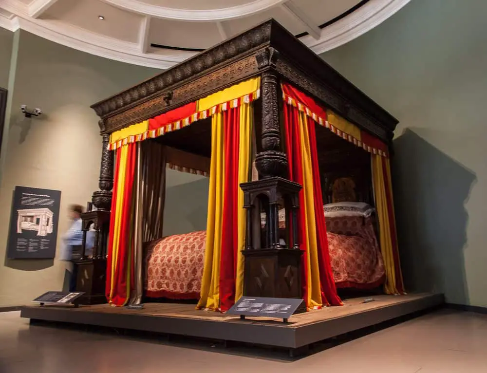 أكبر سرير في العالم، سرير (وير) الكبير، المتواجد حاليا في متحف (فيكتوريا وآلبيرت).
