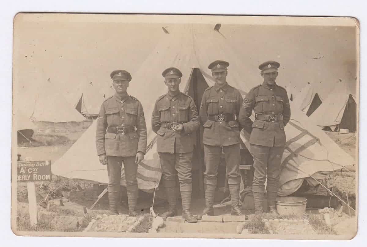 جنود قسم الطب في الجيش الملكي البريطاني خلال الحرب العالمية الأولى.