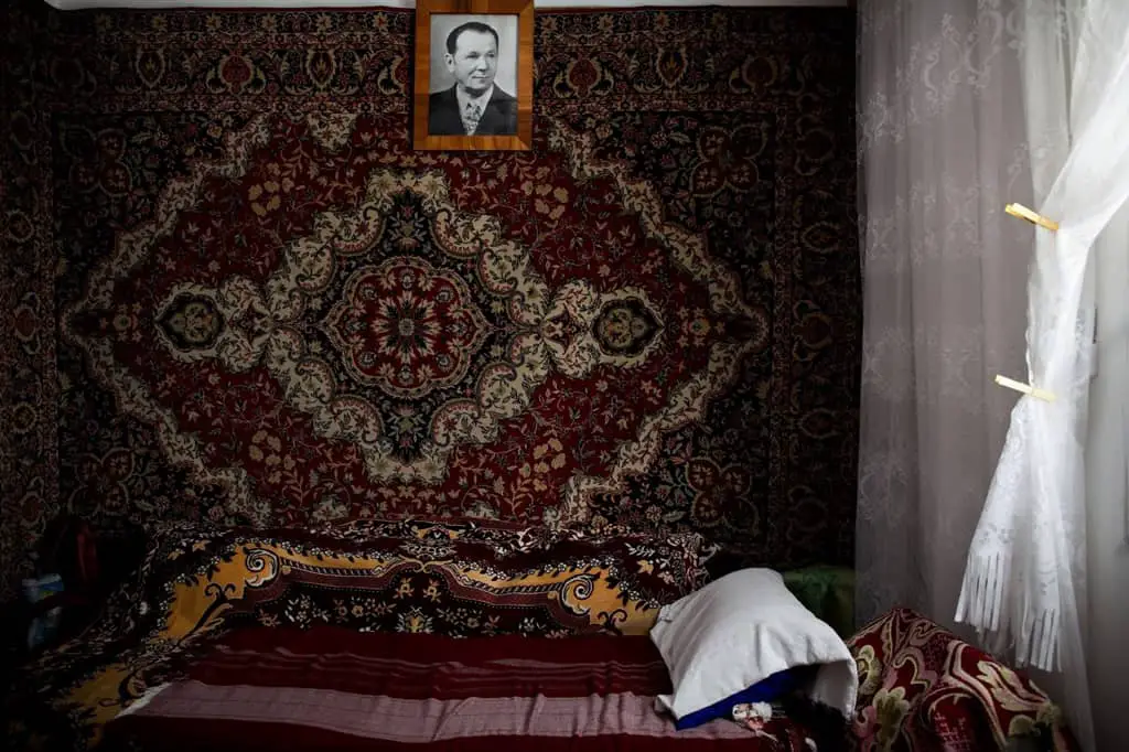 The mysterious Russian trend of hanging rugs from the walls
